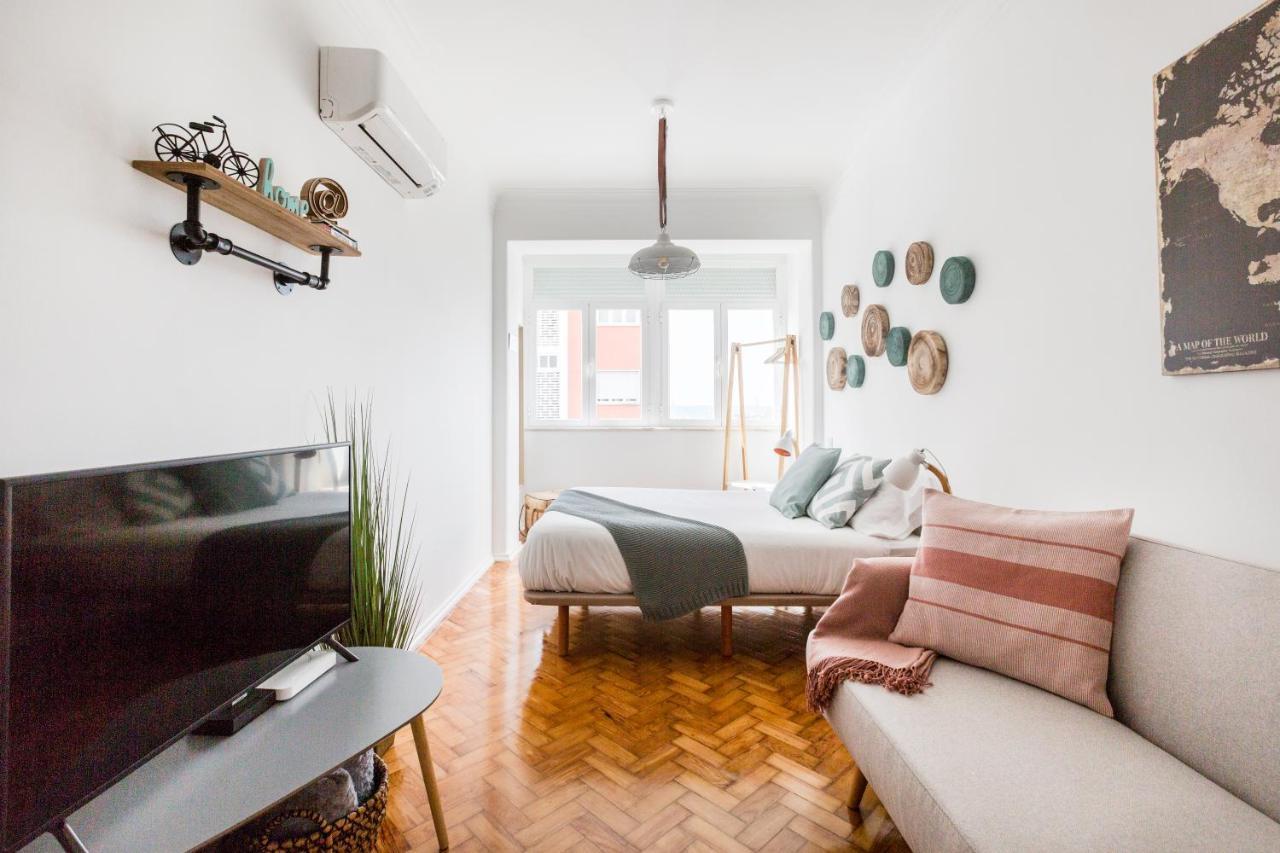 Stroll To Coffee Shops Near A Renovated Hillside In Graca Apartamento