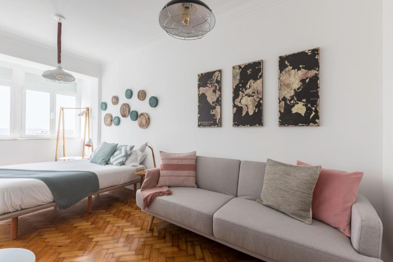 Stroll To Coffee Shops Near A Renovated Hillside In Graca Apartamento *