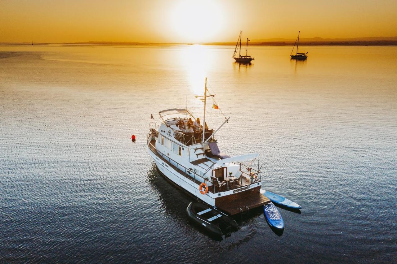 Botel Mulubinba Seahouse *