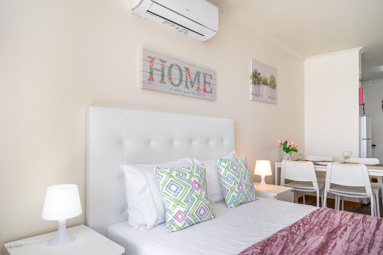 Apartment Jardins Da Rocha: Beachfront With Sea Views And Pools *