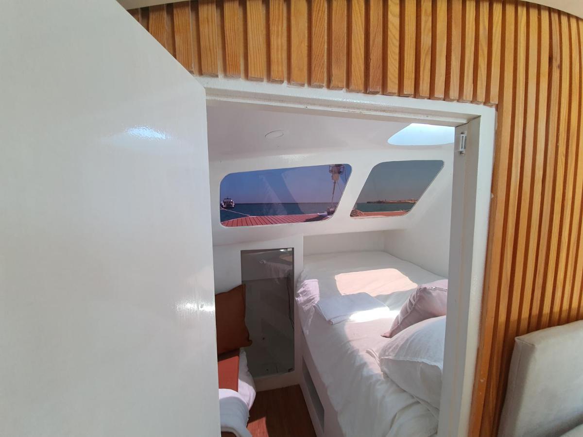 Barco Casa Catamara Sleepandboat Hotel en barco *