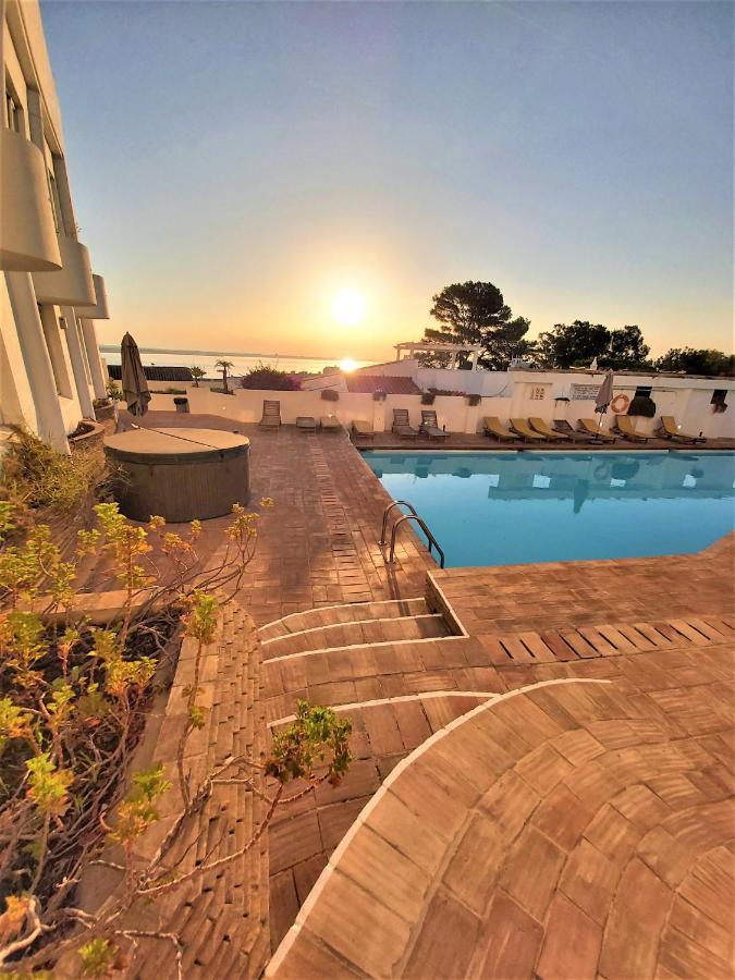 Walls Rooftop Terrace Duplex @ Citycenter &