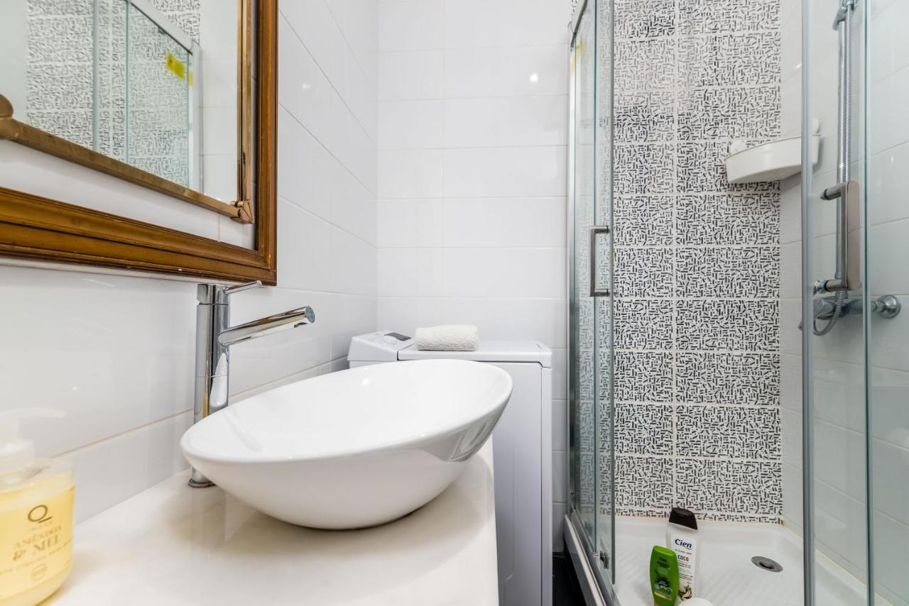 T2 Tiles Apartment Estoril
