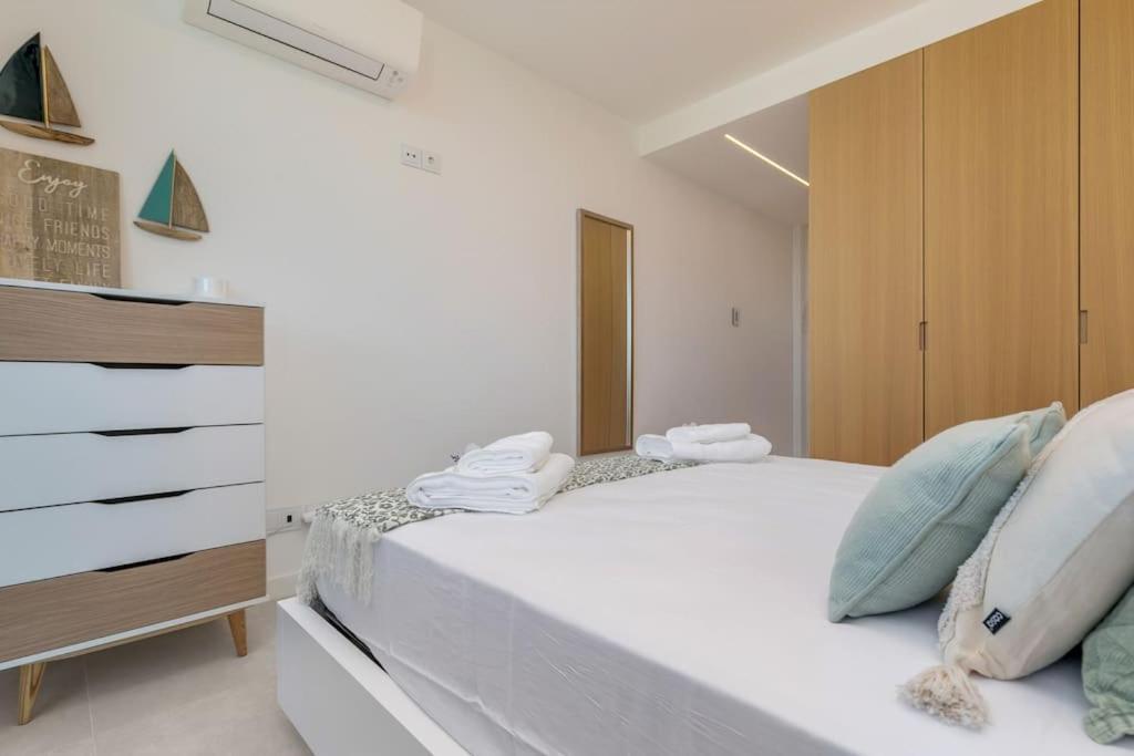 Amazing With Sea-view, Close To With Pool, Sauna, Wifi And Private Parking