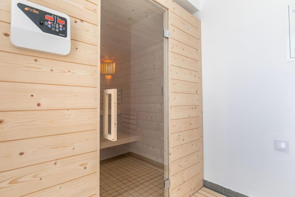 Amazing With Sea-view, Close To With Pool, Sauna, Wifi And Private Parking *