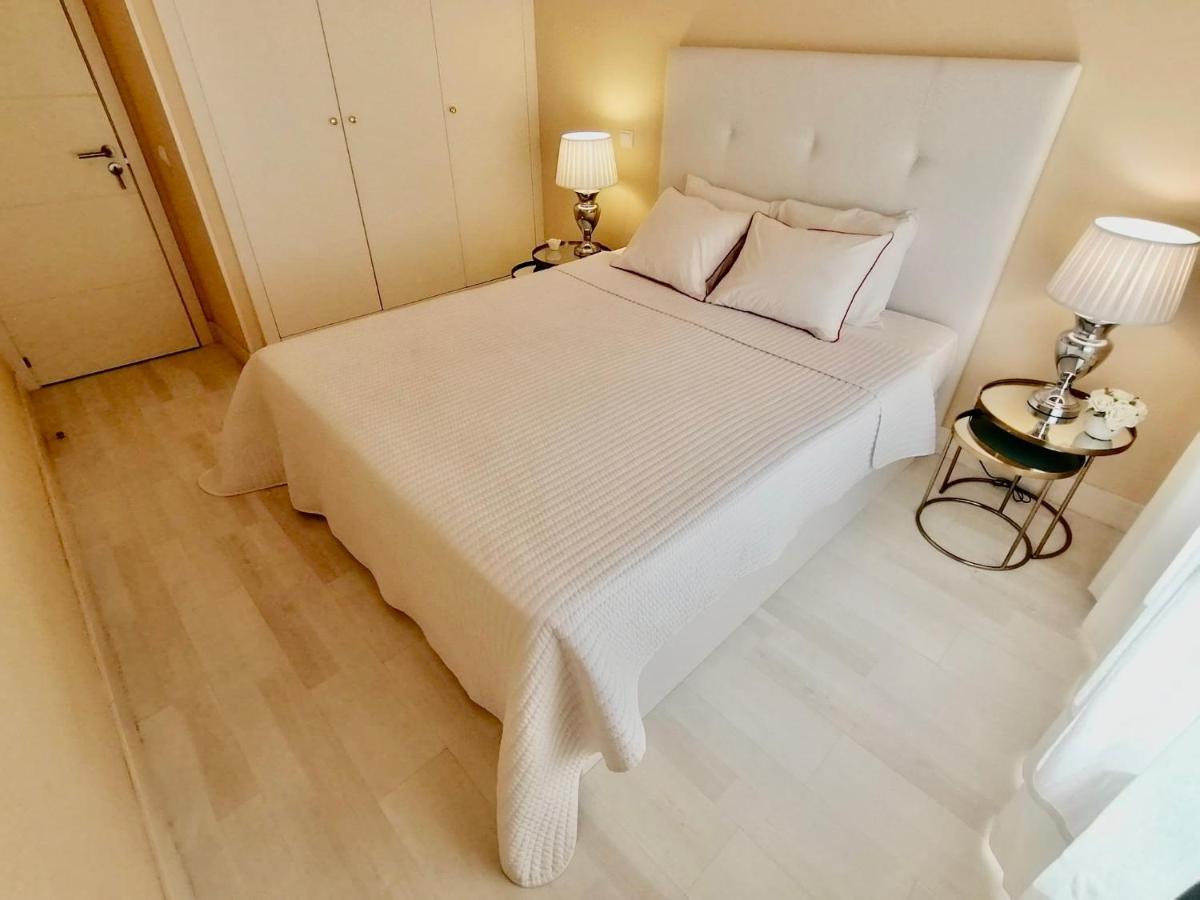 Beachfront Seaview Litoralmar Apt, Fast Wifi, Airco, Pool, Private Parking Appartement