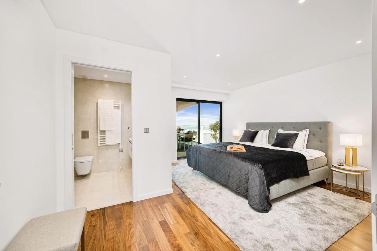 Apartment Luxurious Beachside With Pool & Seaview