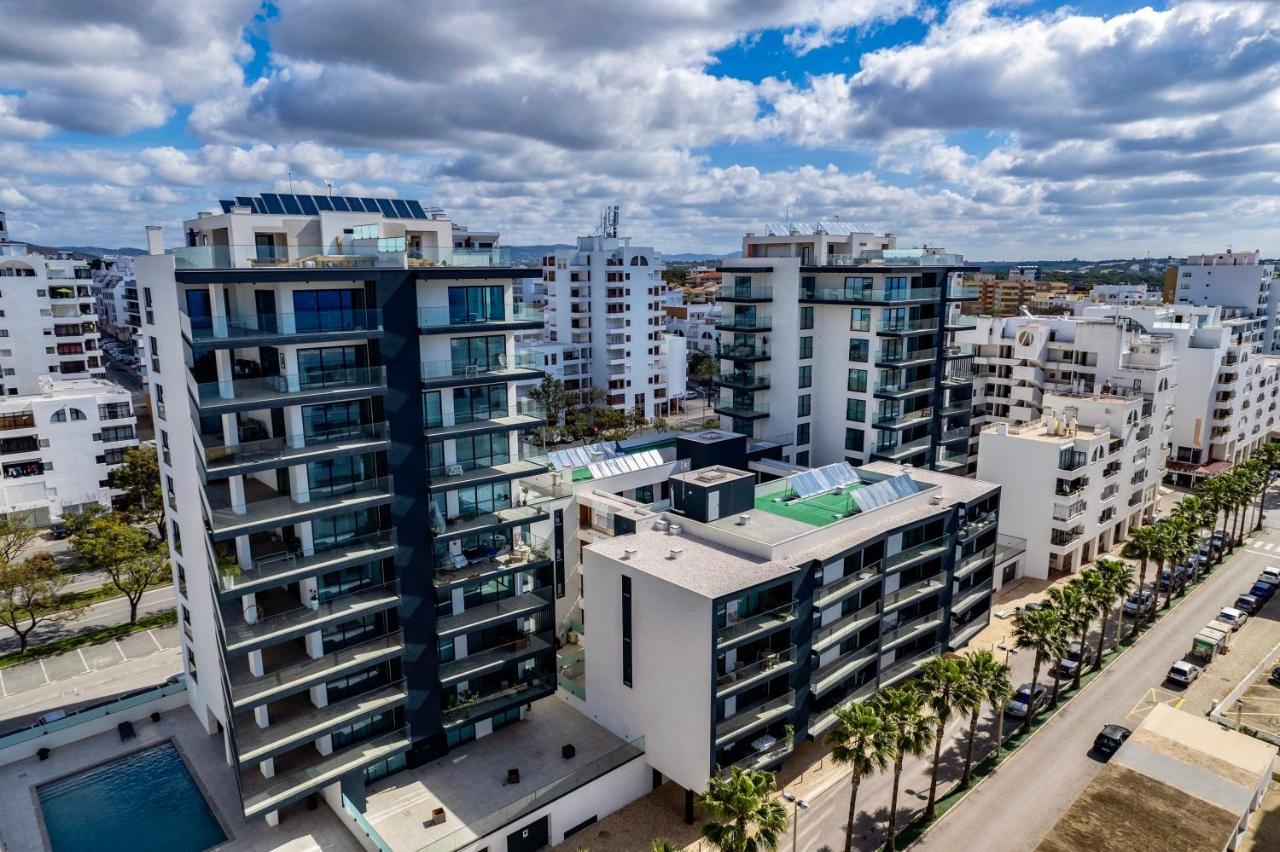 Apartment Luxurious Beachside With Pool & Seaview *