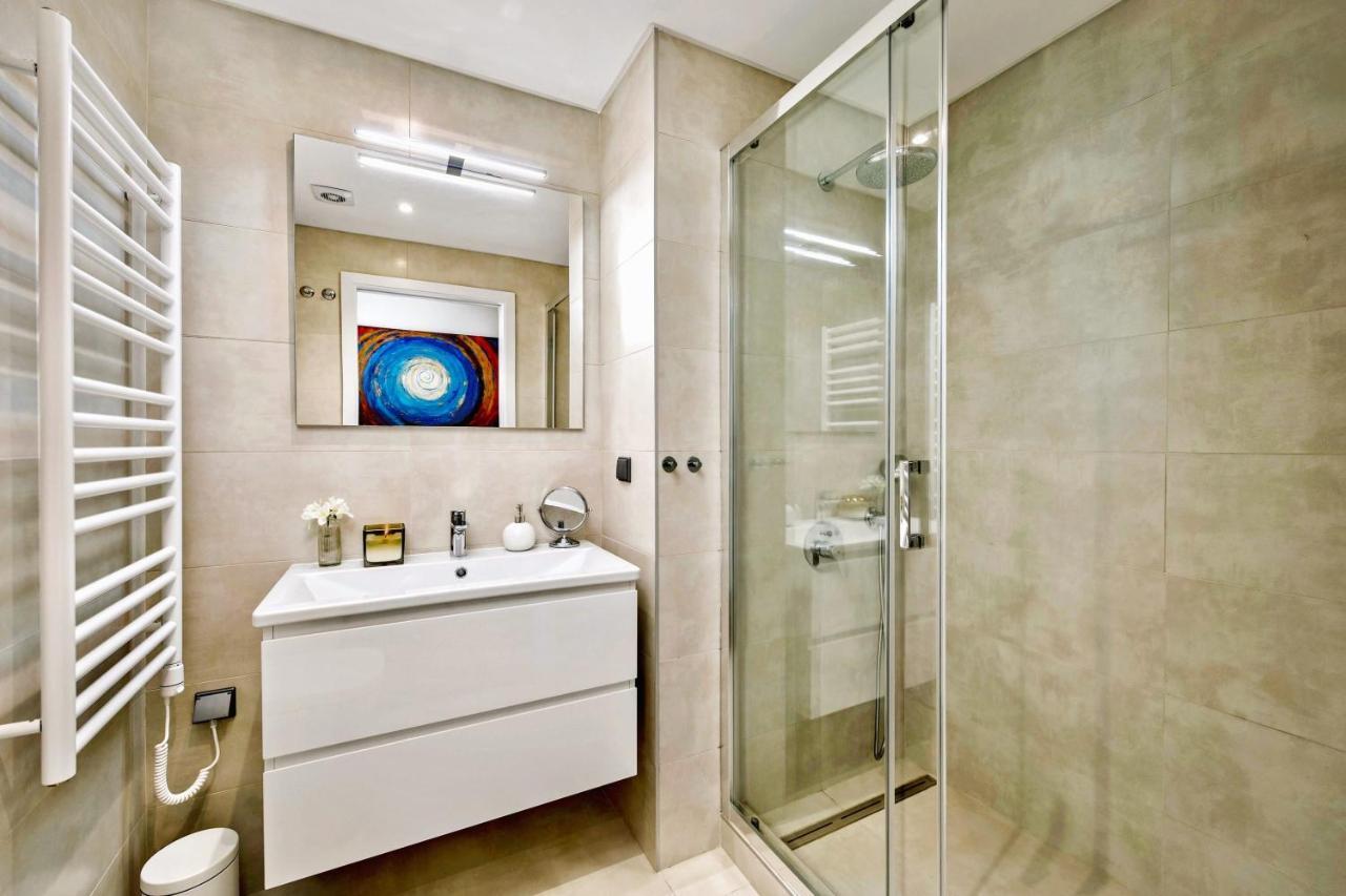 Luxurious Beachside With Pool & Seaview Apartment