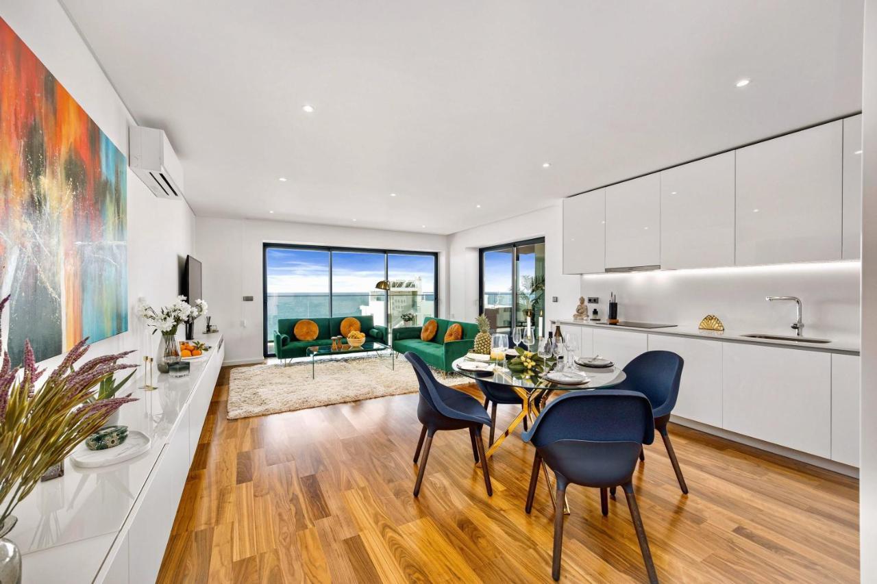 Luxurious Beachside With Pool & Seaview *