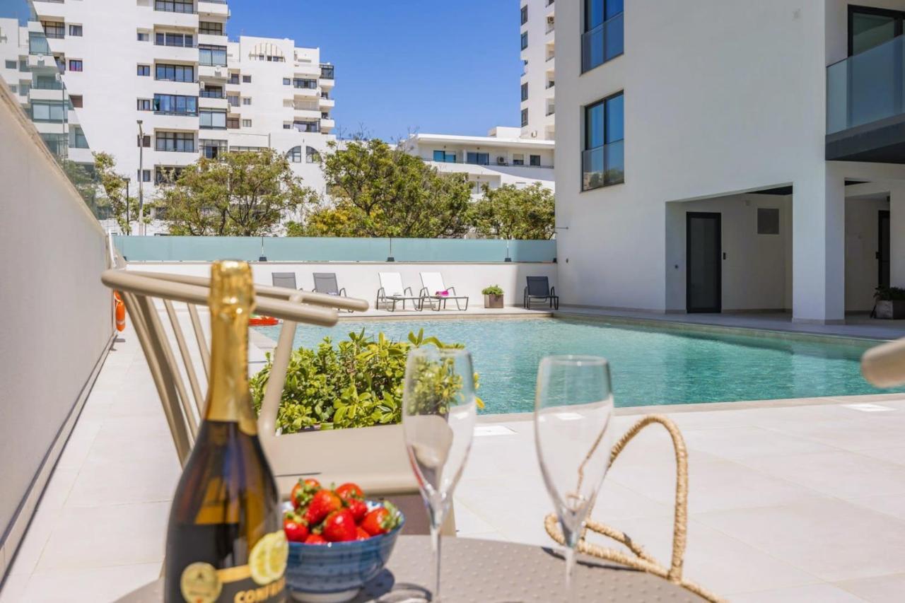 Luxurious Beachside With Pool & Seaview Apartment Quarteira