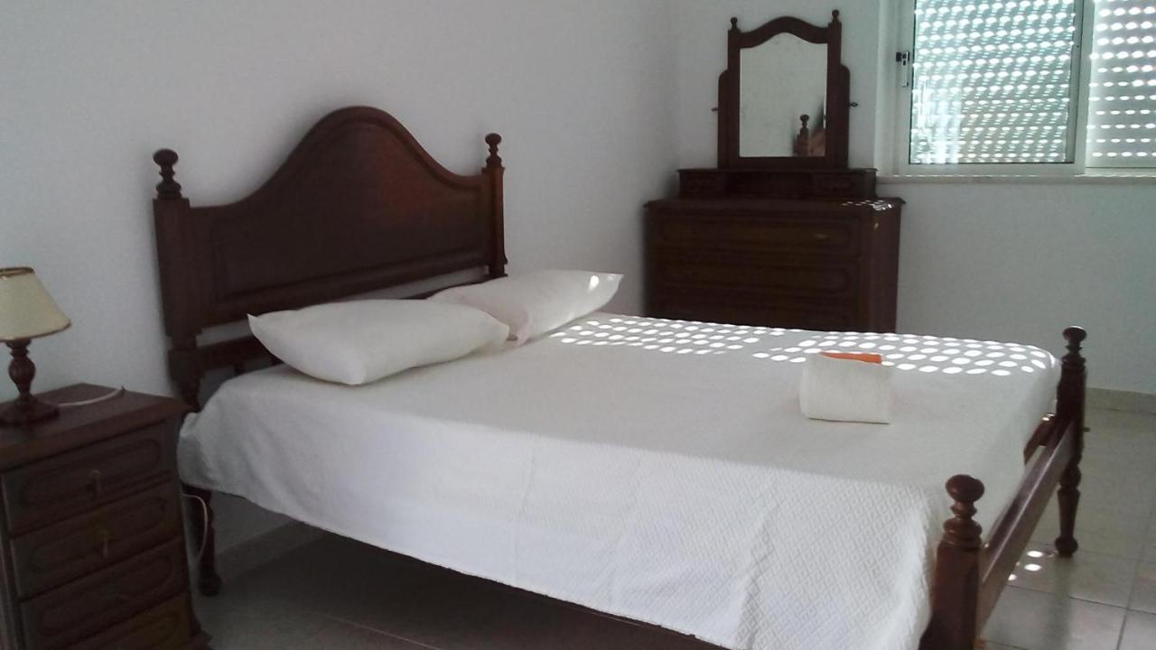 Lovely 4-bed In Estombar