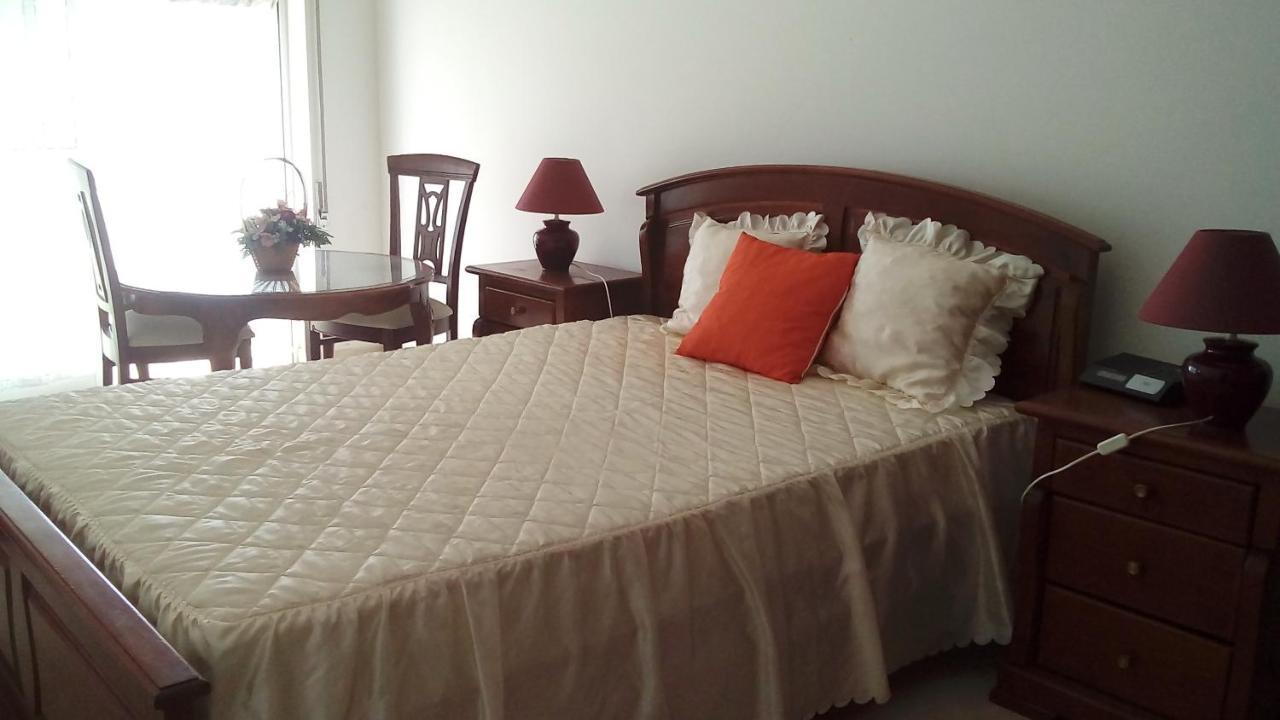 Lovely 4-bed In Estombar