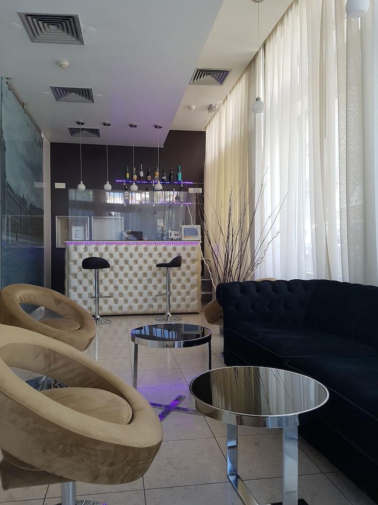 Hotel By 3*