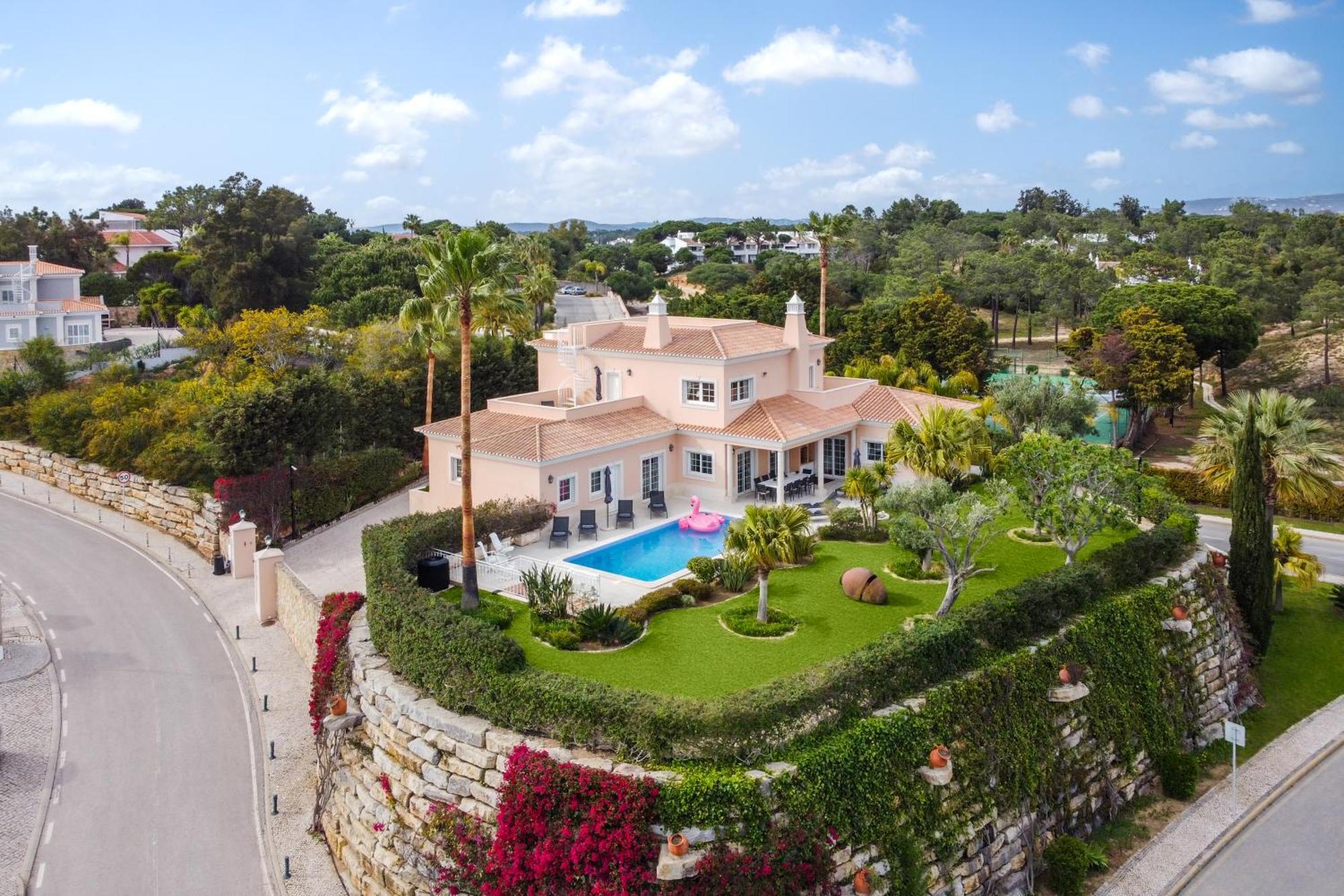 Extraordinary On An Elevated Position In Quinta Do Villa *