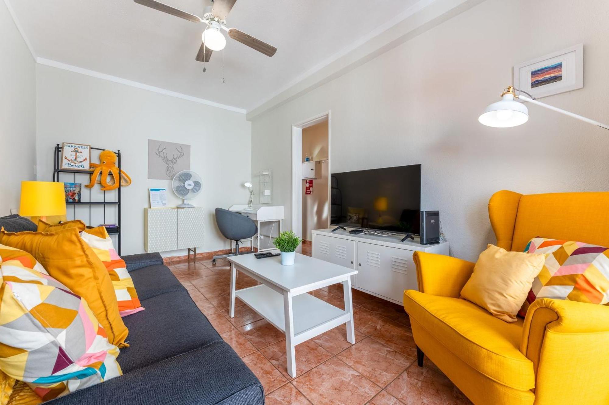 Comfy Flat W/ Rooftop View By Lovelystay *