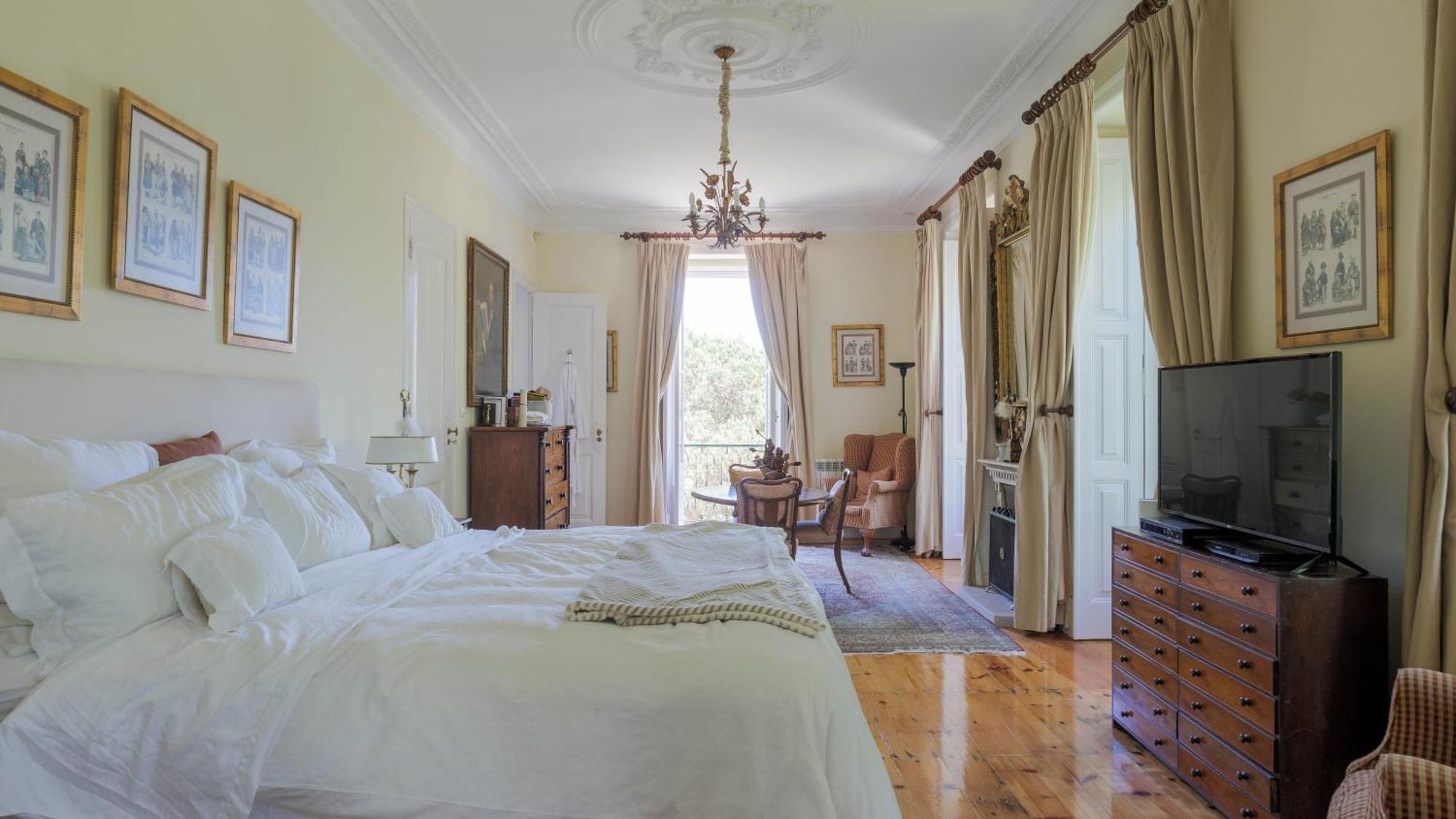 Luxurious Royal Estate In Historic Paradise *