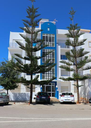 Lovely 4-bed In Estombar