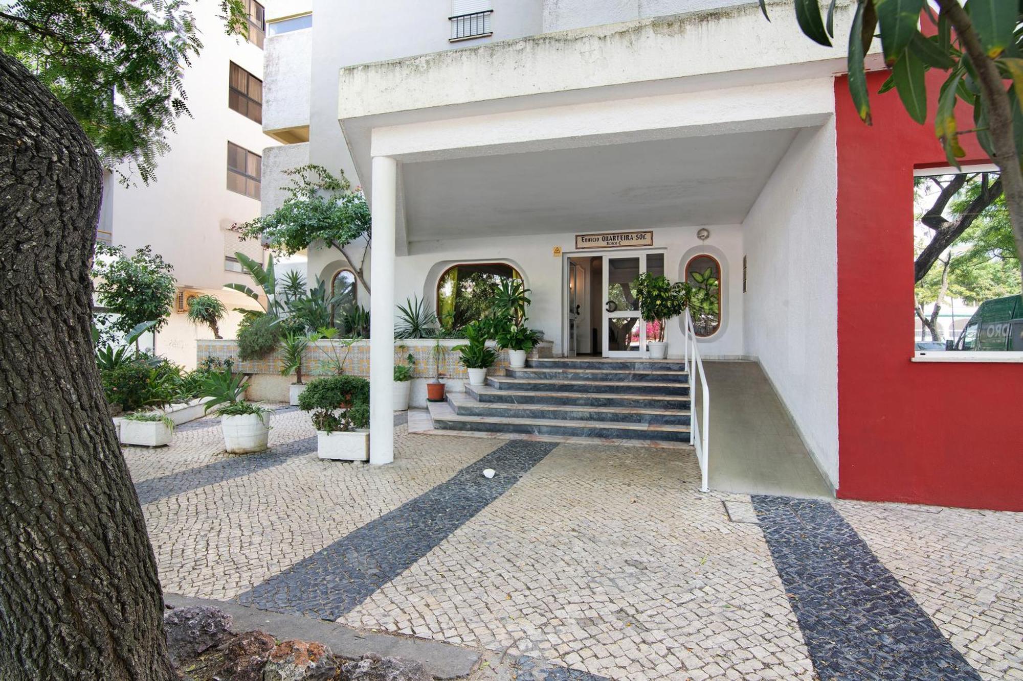 Moderno E Renovado T2 Quarteira