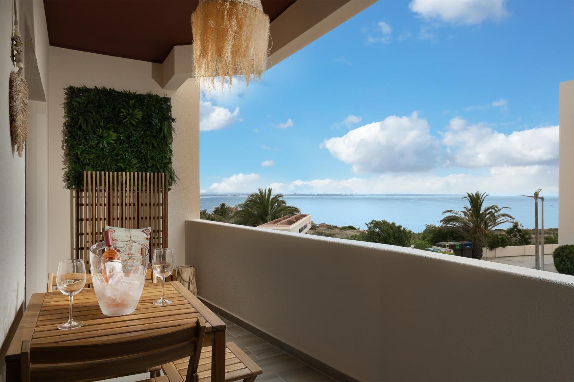 Amazing Sea View W/ 2 Bdr Ideal 4 Families W/ Wifi Apartment *