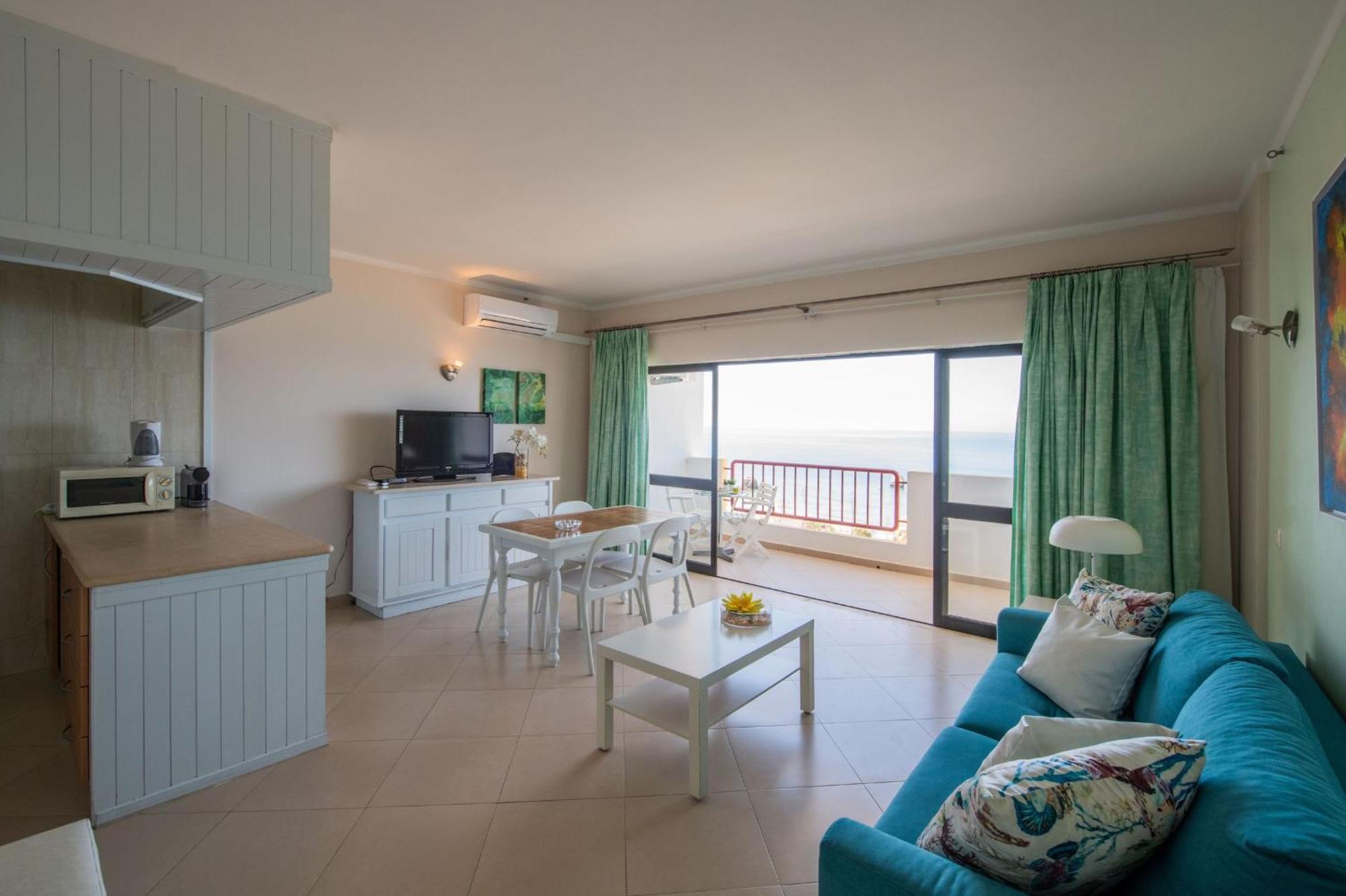 Beachfront 1 Bdr With Pool By Lovelystay *