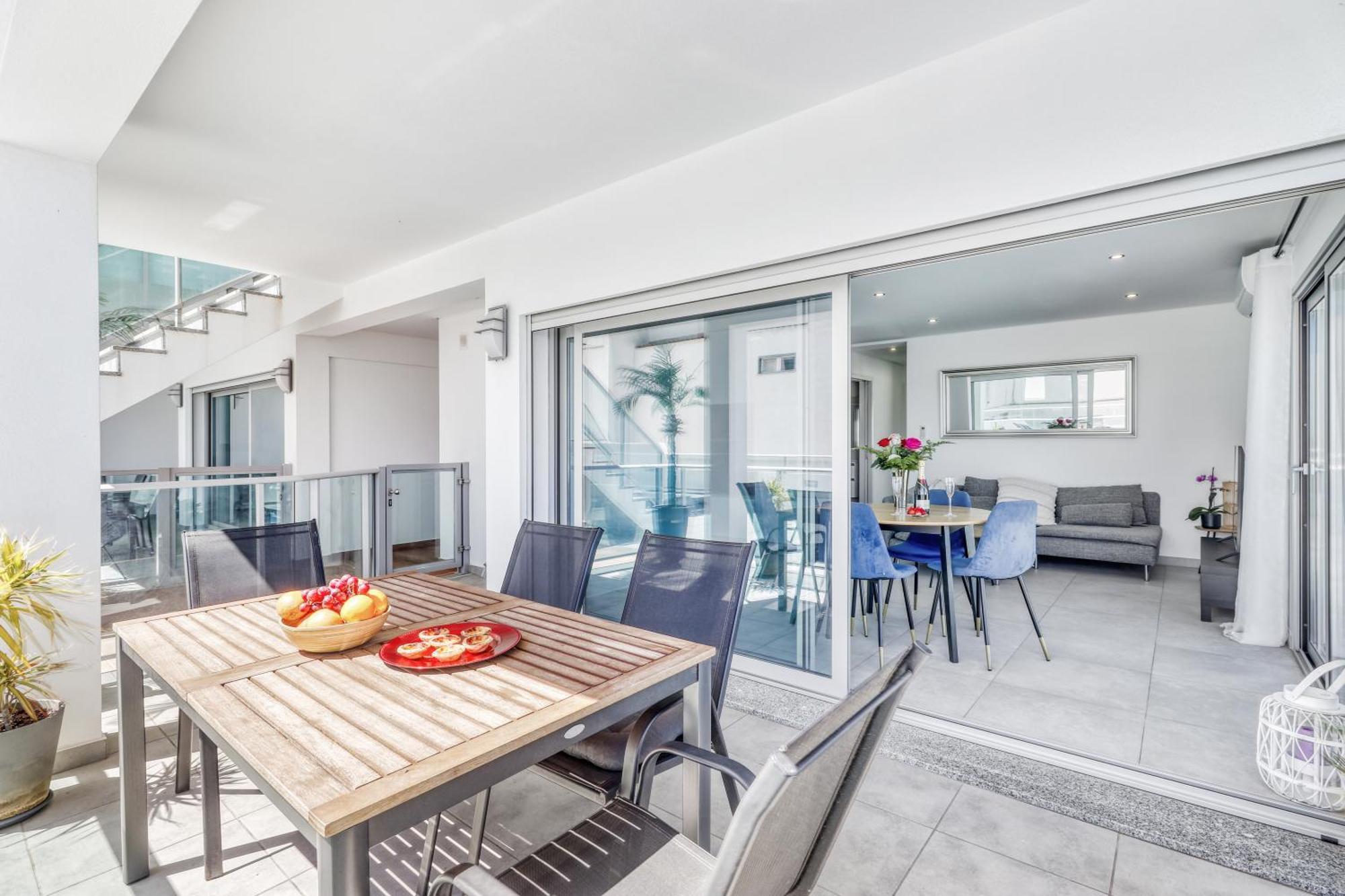 Ocean Chic By The Apartment