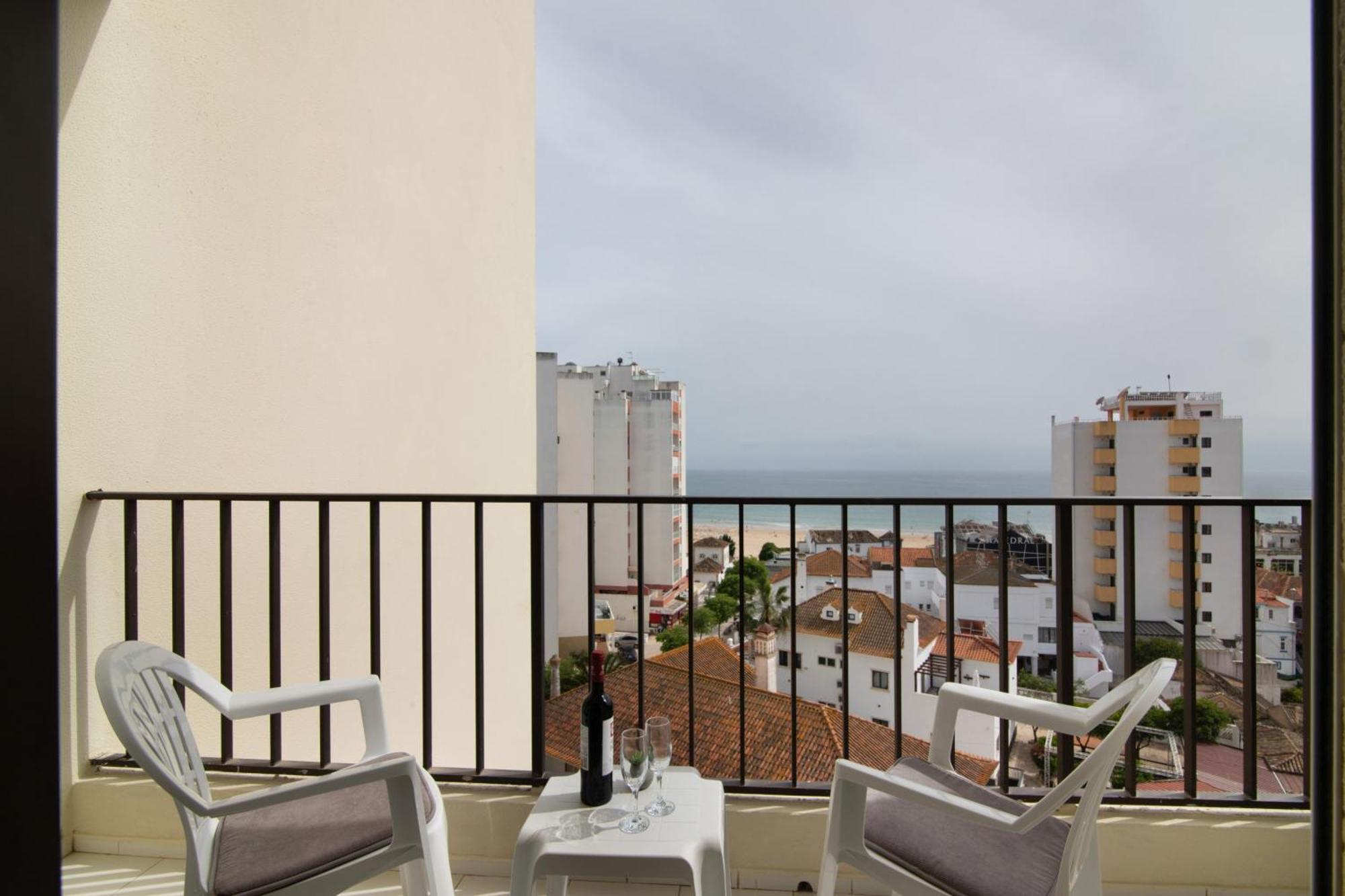 Quaint View - Da Rocha *