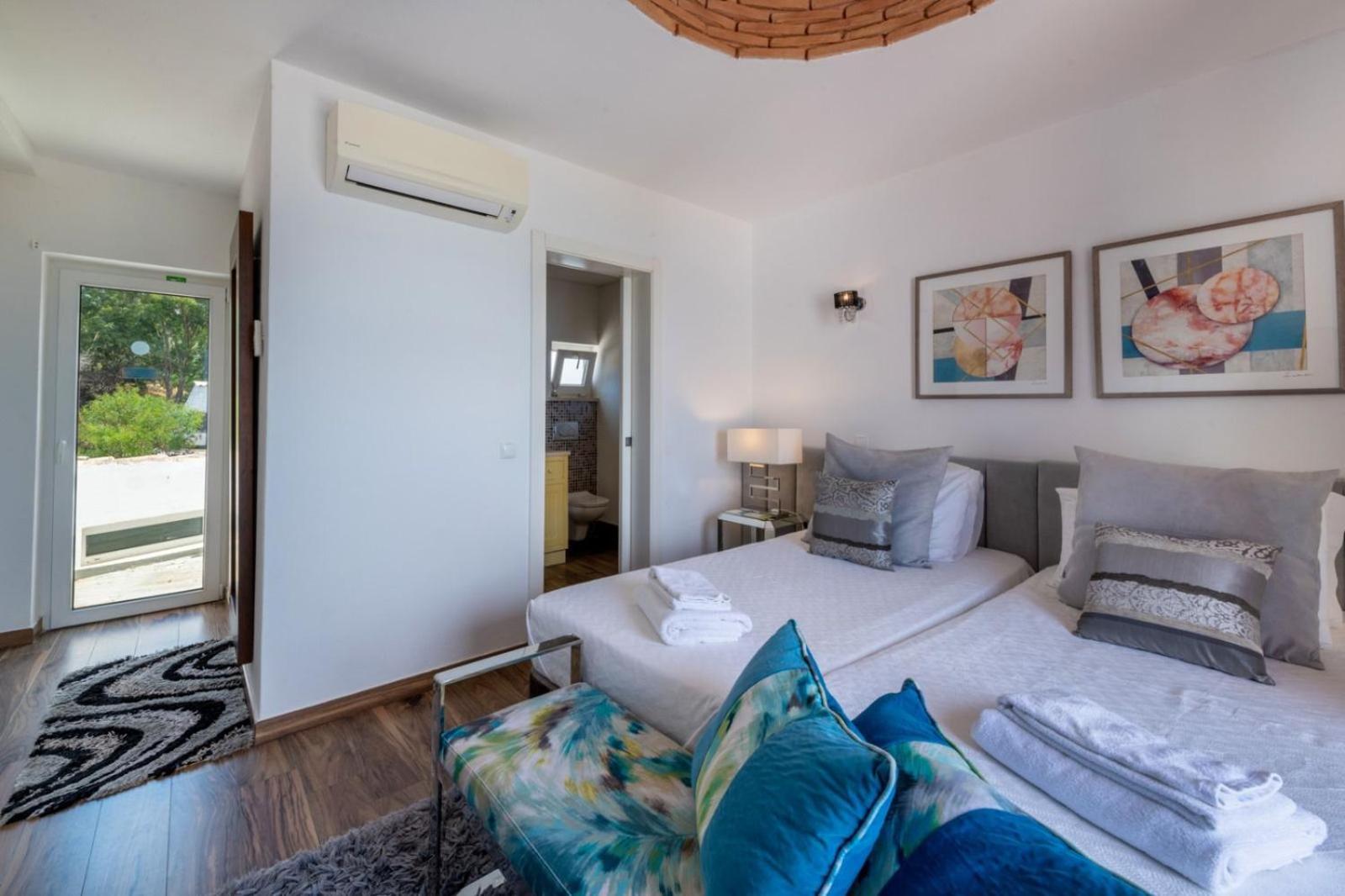 Beachfront De La Private Pool&jacuzzi, Private Path