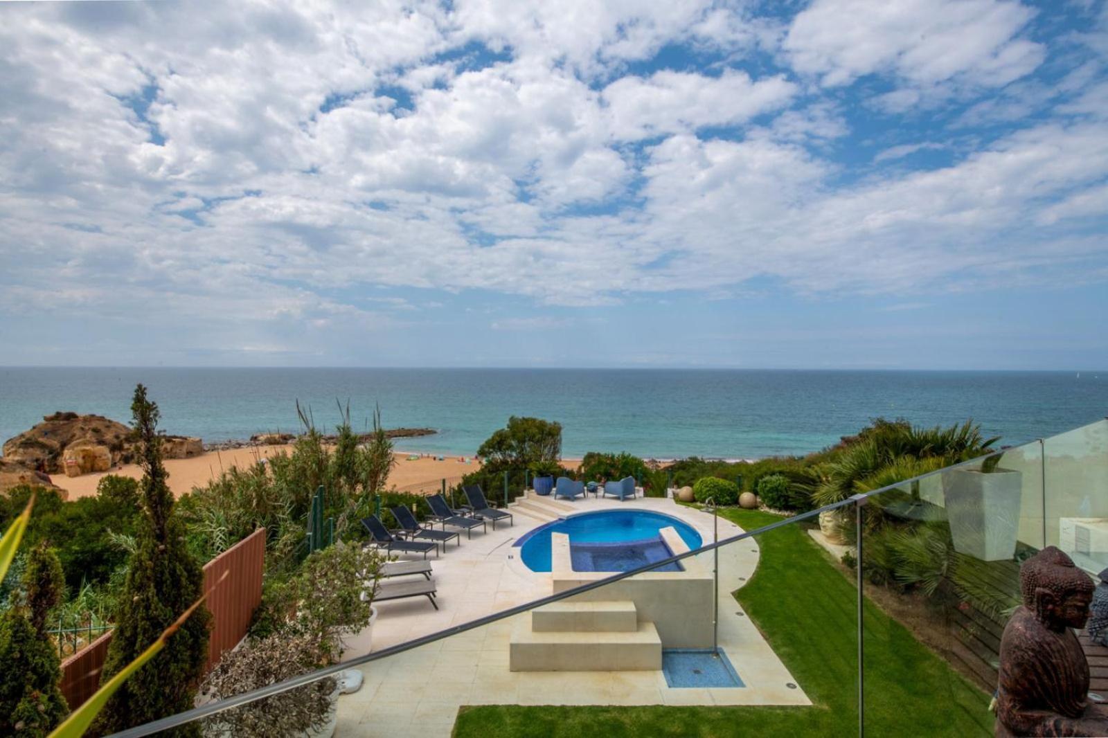 Beachfront De La Private Pool&jacuzzi, Private Path Villa Albufeira