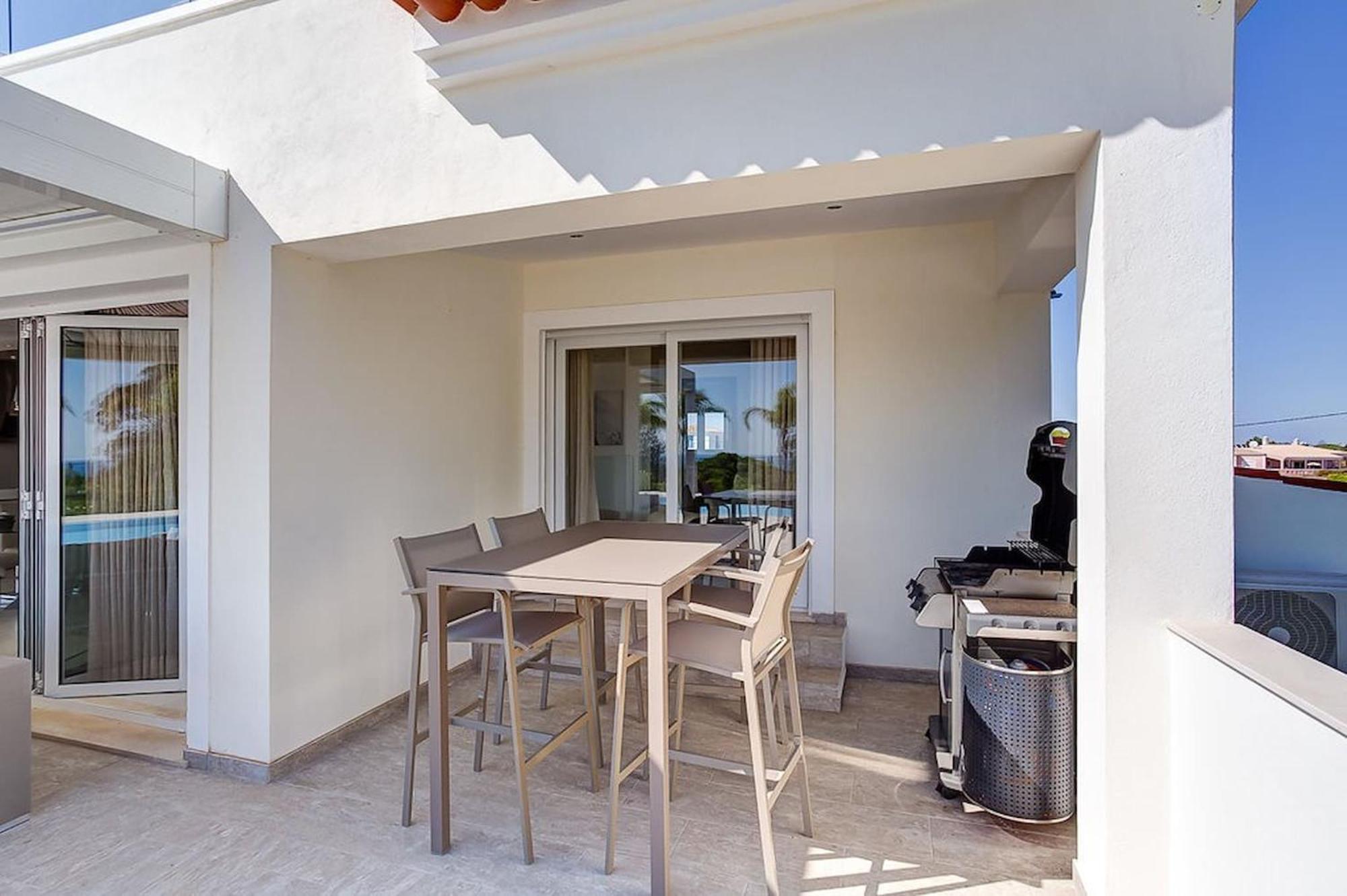 Villa Goldeneye - Luxury 6 Bedroom *