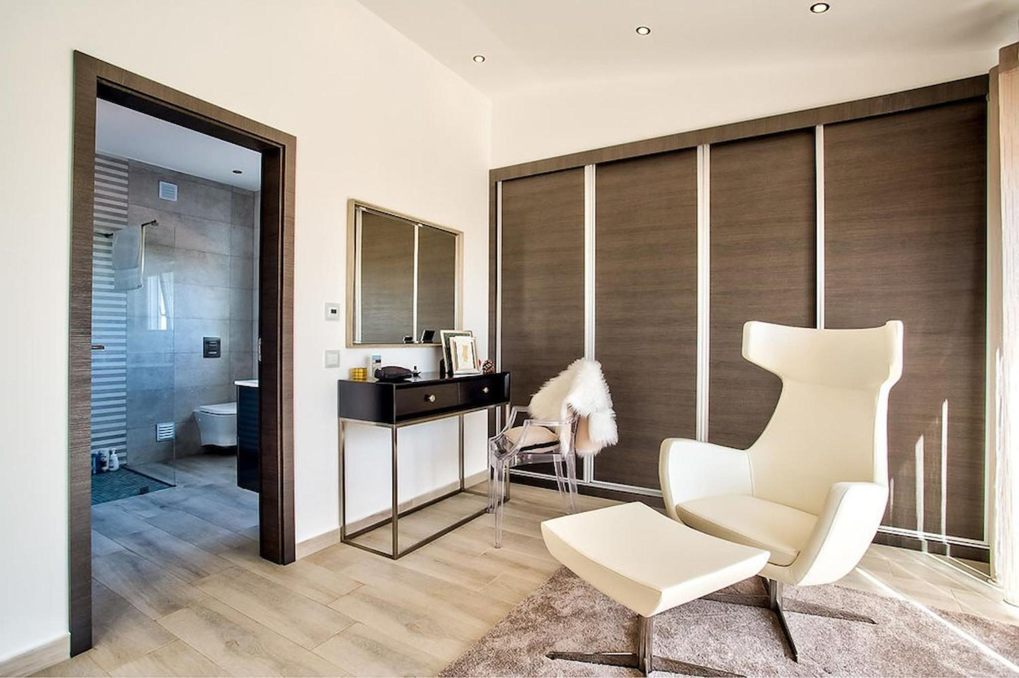 Goldeneye - Luxury 6 Bedroom Villa