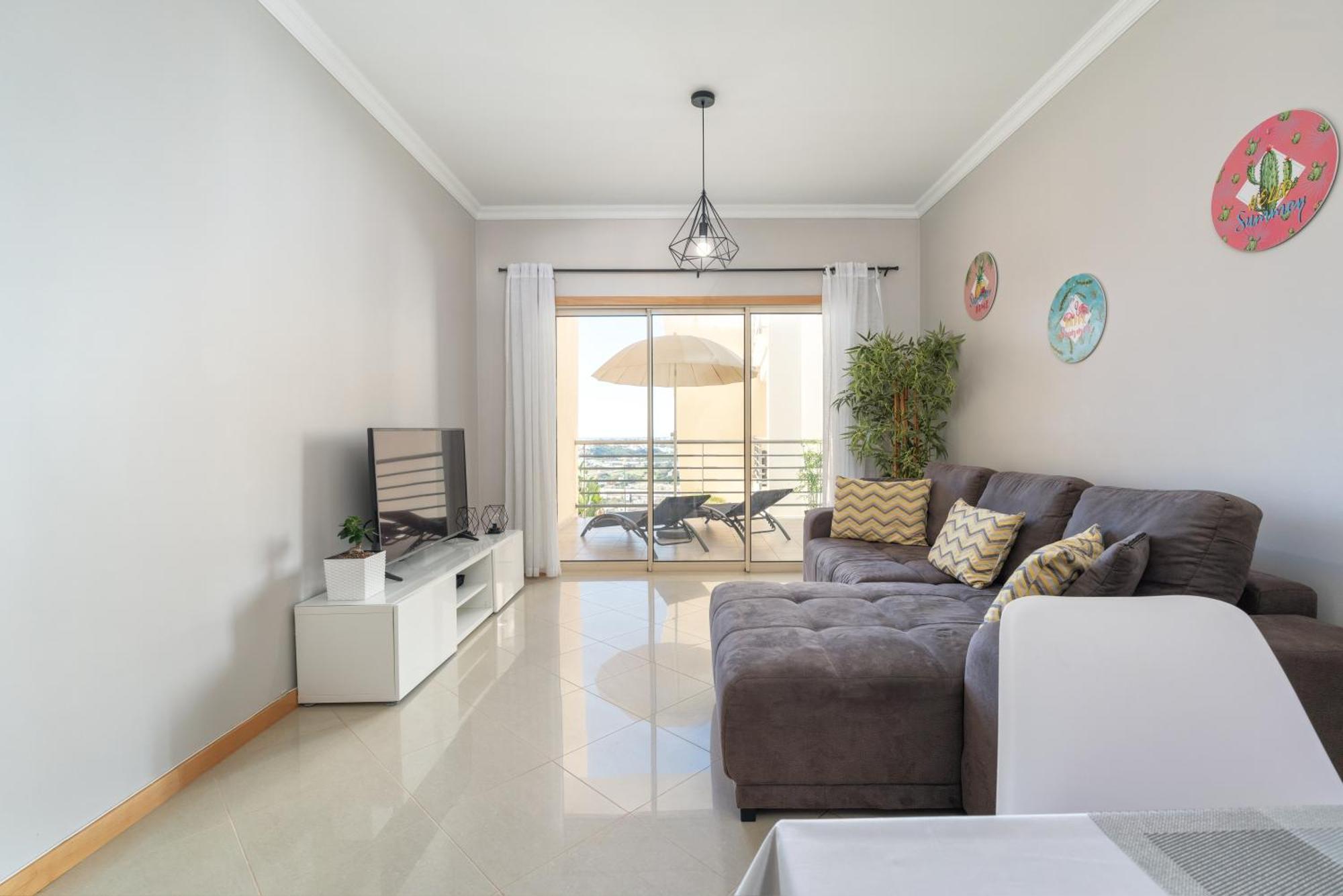 Homes White Rose Garden With 2 Terraces & 2 Swimming Pools