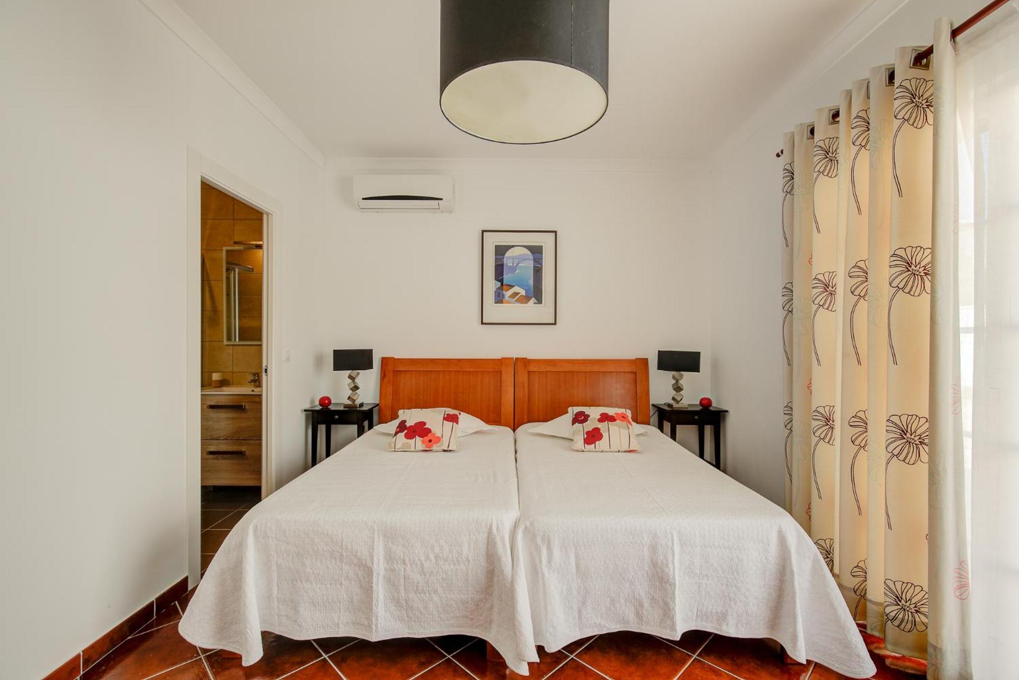 Prime - 5 Suites, Private Pool And Parking, Walk To *