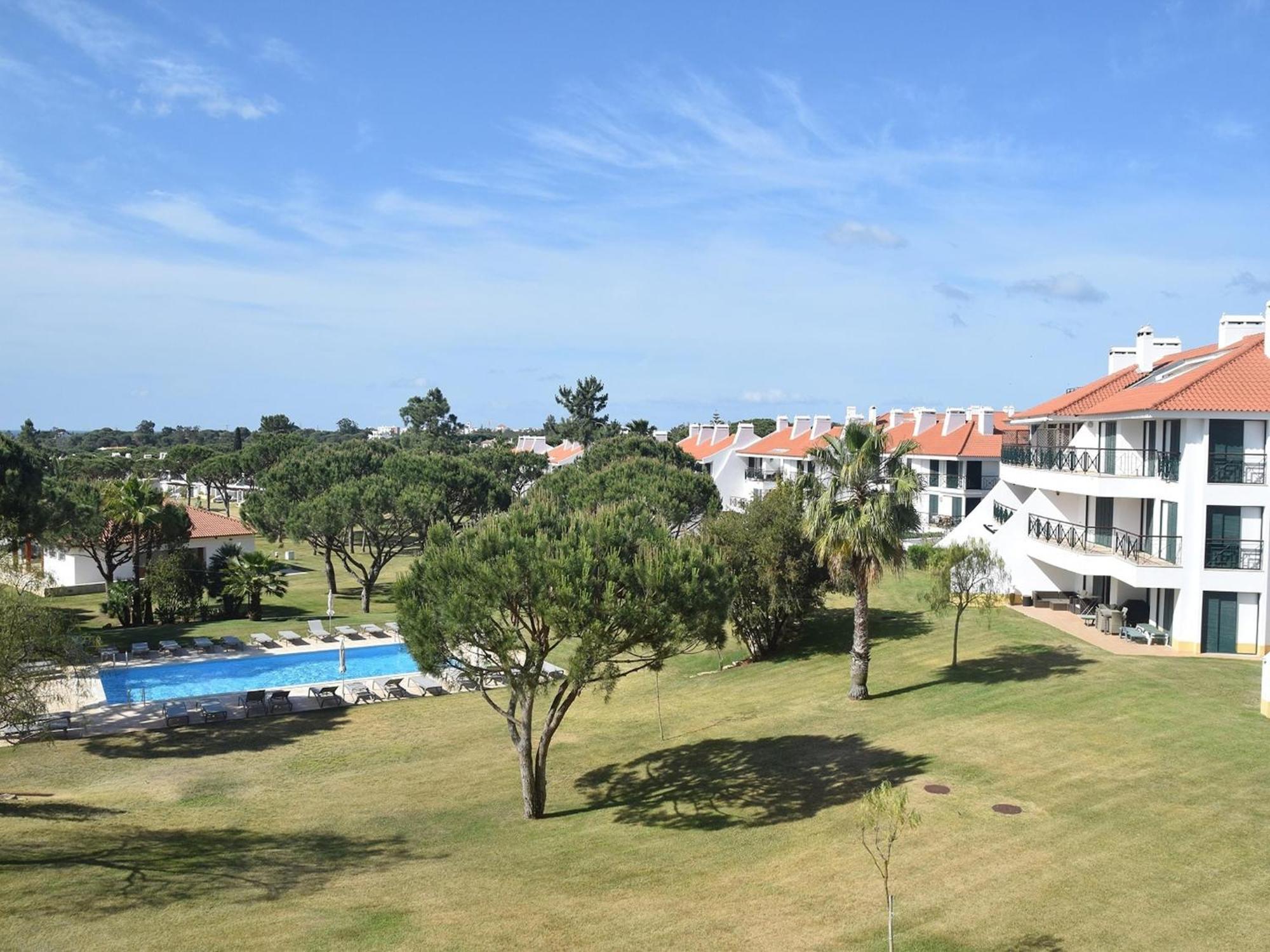 Apartamento Spacious Apartment In Quarteira With Swimming Pool Vilamoura