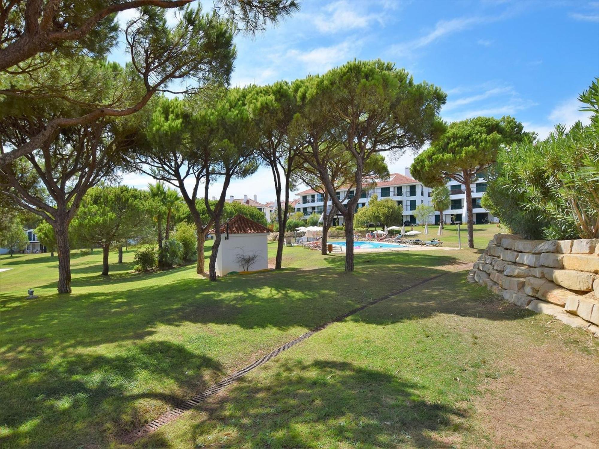 Spacious Apartment In Quarteira With Swimming Pool Vilamoura