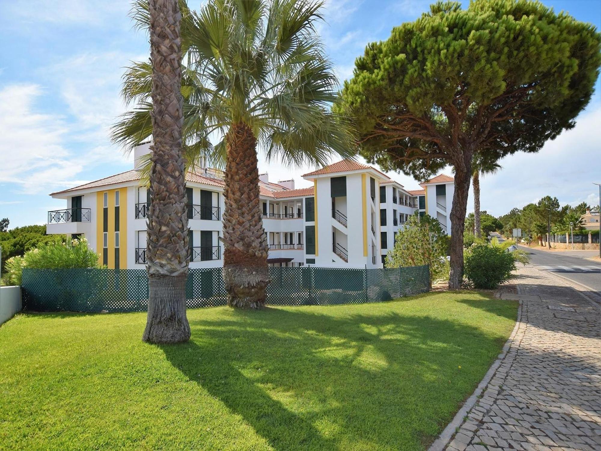 Spacious Apartment In Quarteira With Swimming Pool *