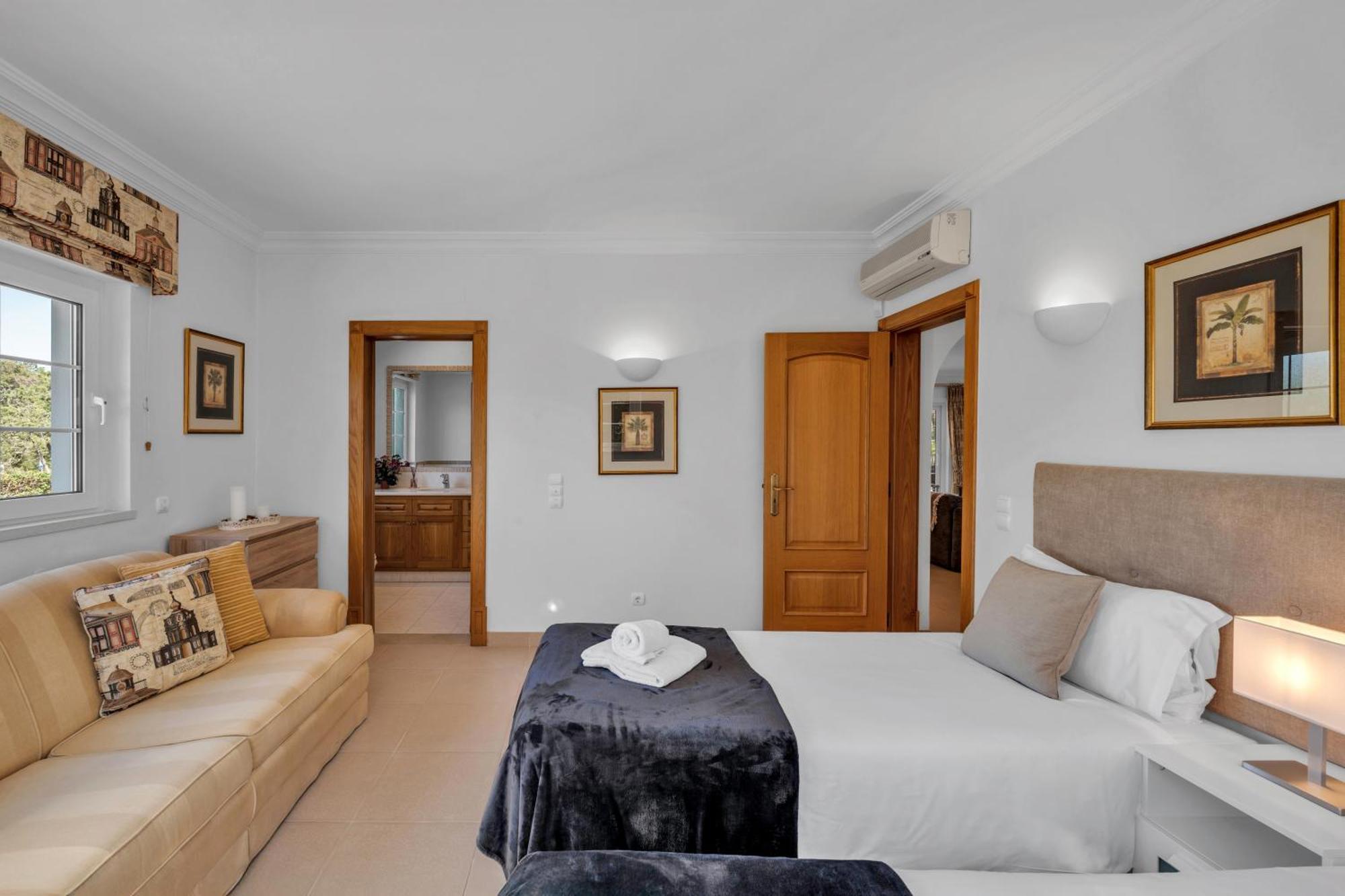Villa Extraordinary On An Elevated Position In Quinta Do