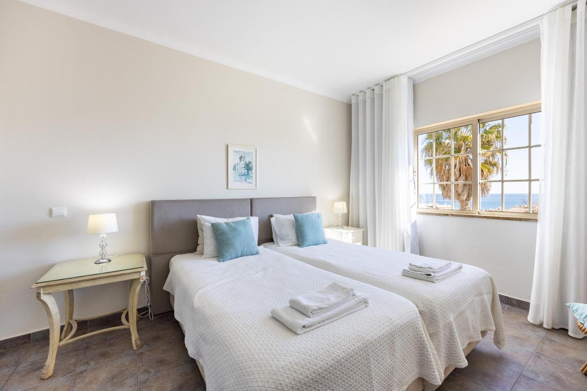Coolhouses Algarve Luz, 1 Bed Penthouse Flat W/ Sea Views. Fiji 11