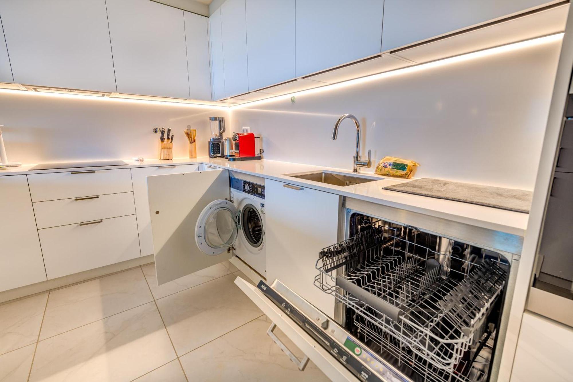 Cond Bayline Cavala - - Pool - Gym - - By Bedzy Apartment