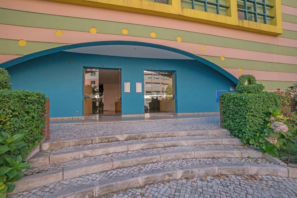 1-minute Walk To The Metro And 2 To The Supermarket Lissabon