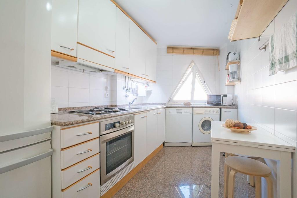 1-minute Walk To The Metro And 2 To The Supermarket Appartement Lissabon