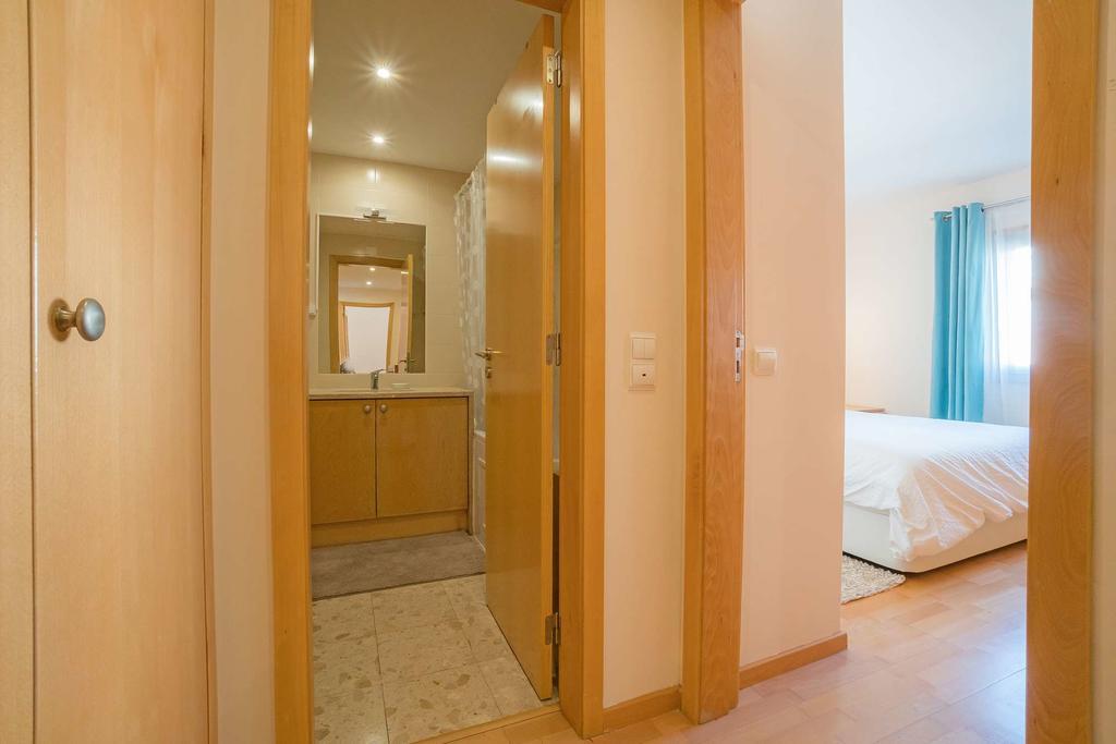 1-minute Walk To The Metro And 2 To The Supermarket Lissabon