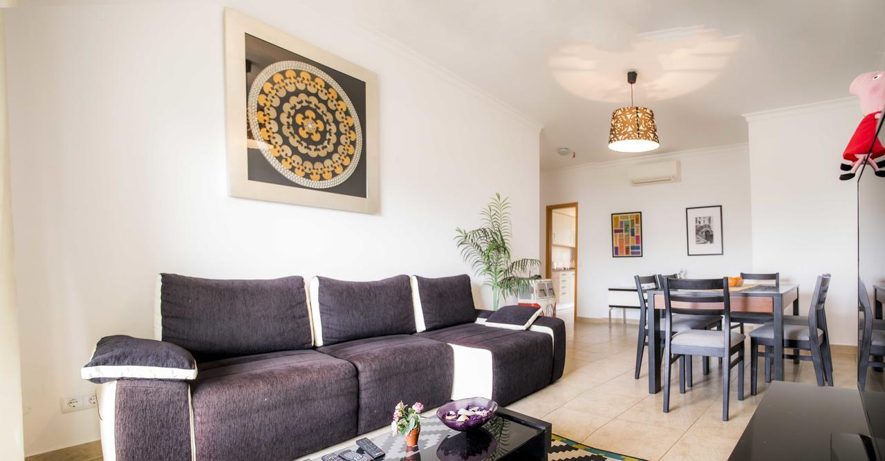 C02 - Luxury 3 Bed With Pool View Apartment