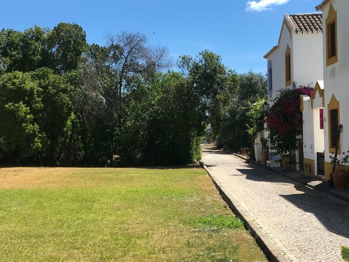 Villa C/ Piscina Próxima Da *