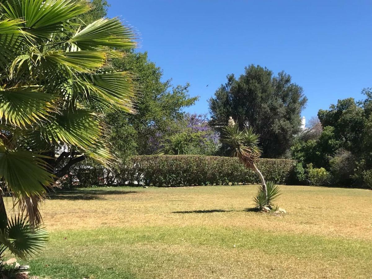 Villa C/ Piscina Próxima Da *