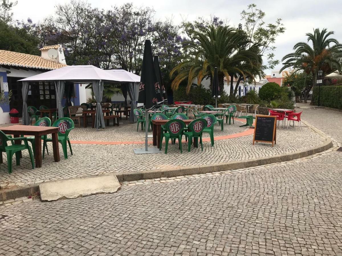 Villa C/ Piscina Próxima Da *