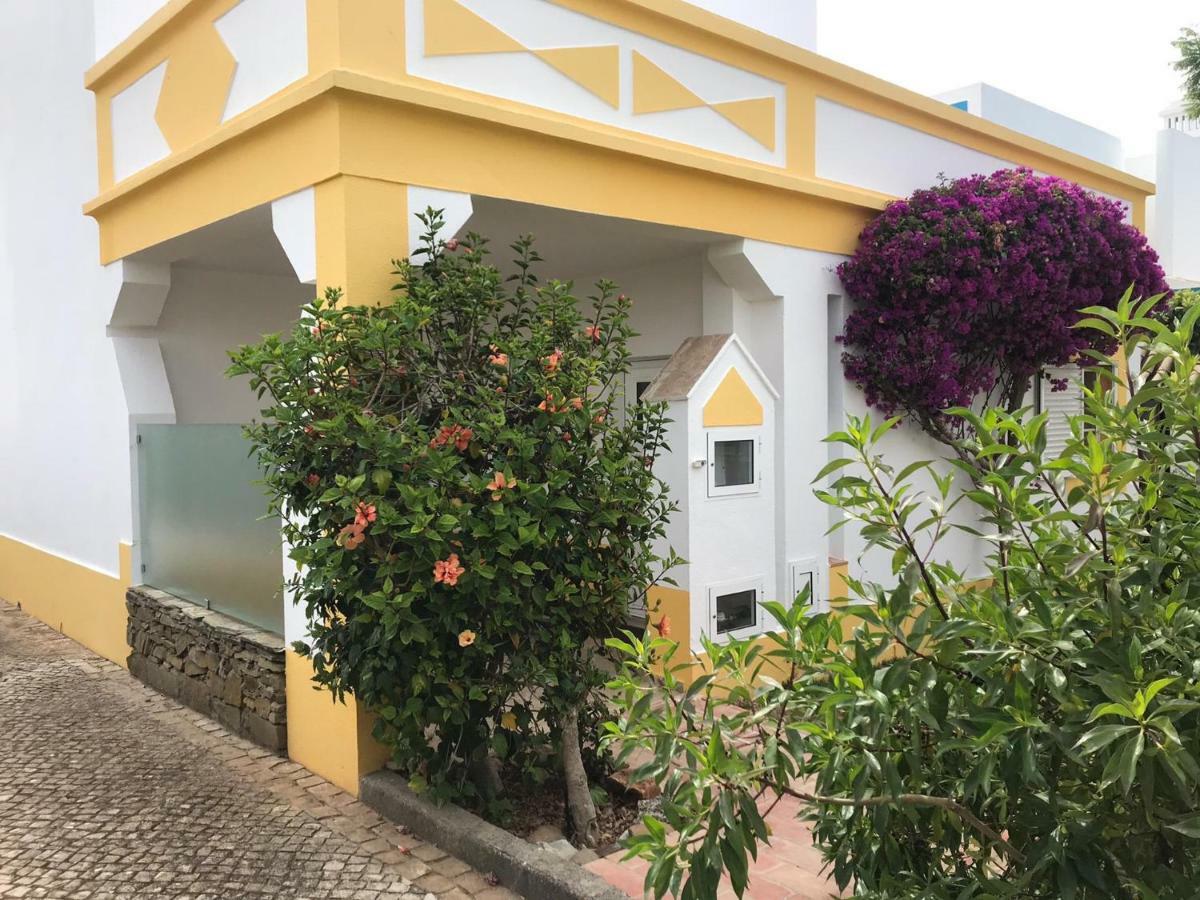 C/ Piscina Próxima Da *