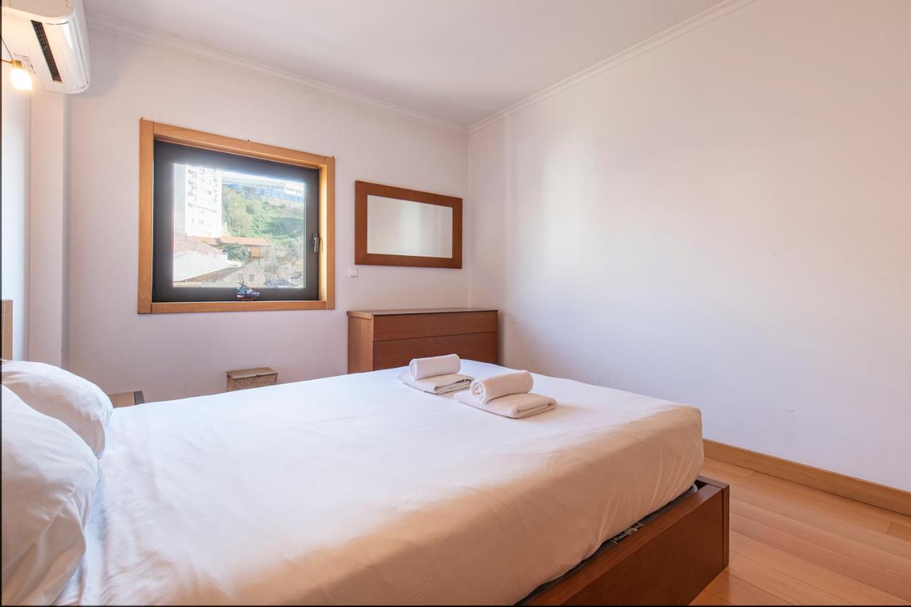Lovelystay - Modern In Anjos Apartment *